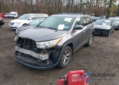 2015 Toyota Highlander Le Plus V6 z USA, uszkodzony, nr VIN 5TDBKRFH0FS118057